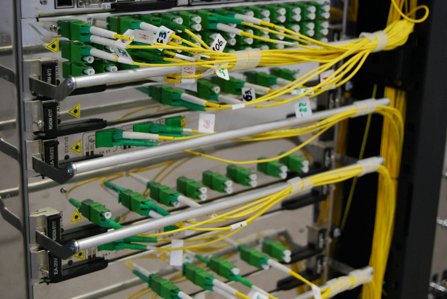 Cables de fibra óptica y hardware de servidor en un rack de datos.